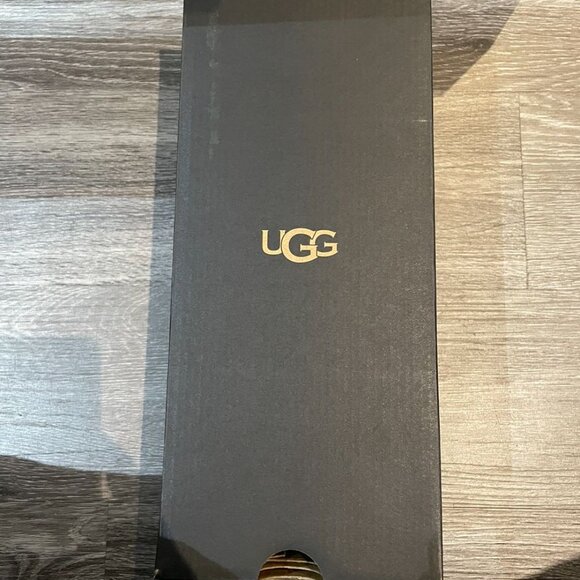 NEW IN BOX - Ugg's Men's Slip on - SIze 8.5 - Picture 3 of 3